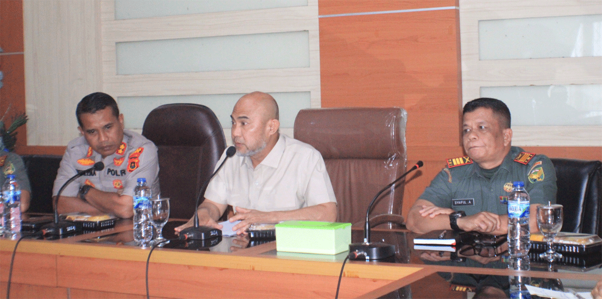 Bupati Dedy Putra pimpin rapat persiapan penghentian aktivitas penambangan tanpa izin emas, Selasa (8/7/2025).