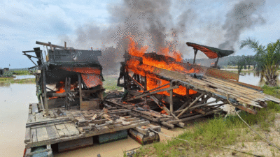 Peralatan tambang emas ilegal yang dibakar Satgas Pemkab Bungo dalam penertiban PETI. (bungokab.go.id)