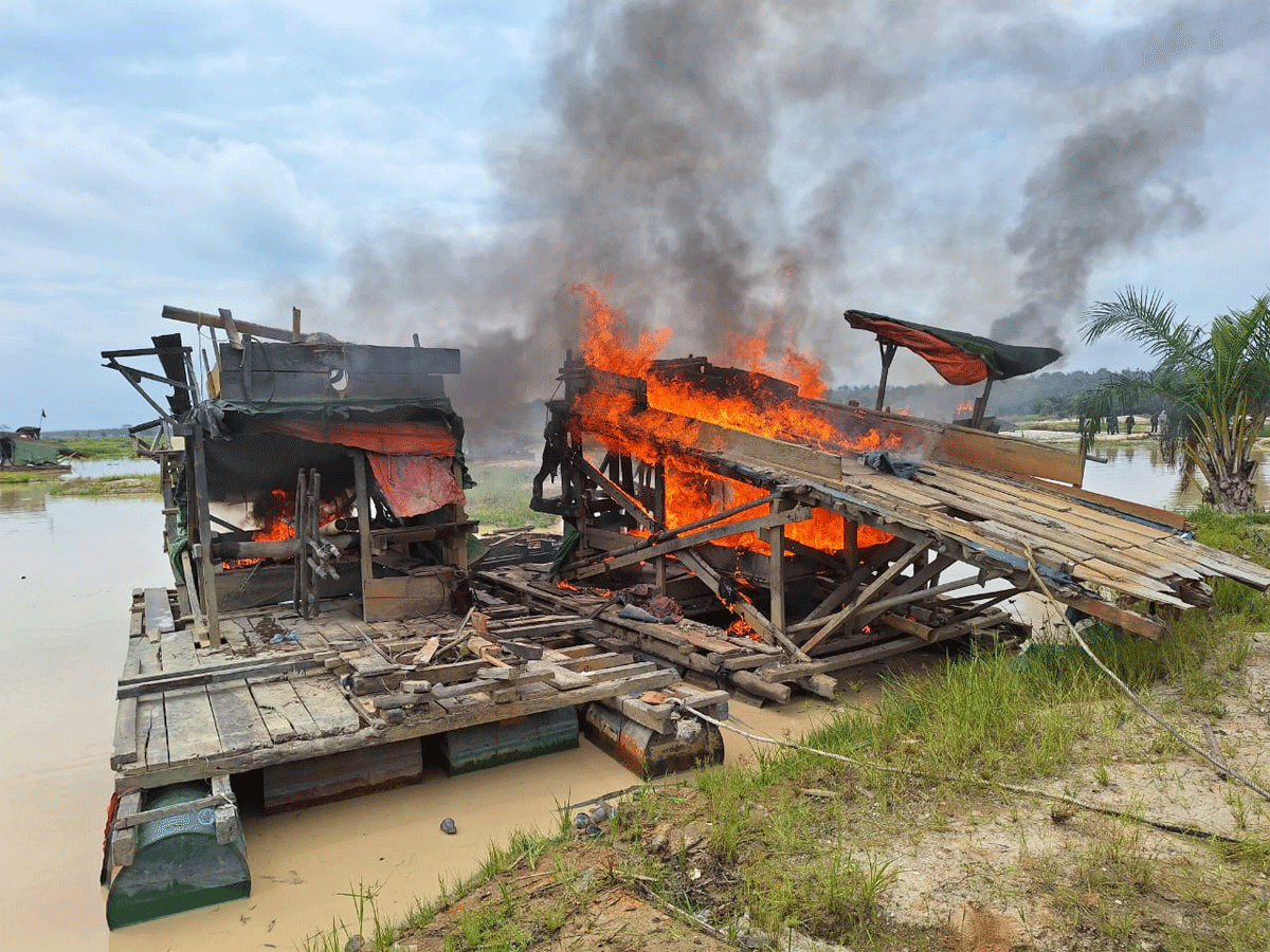 Peralatan tambang emas ilegal yang dibakar Satgas Pemkab Bungo dalam penertiban PETI. (bungokab.go.id)