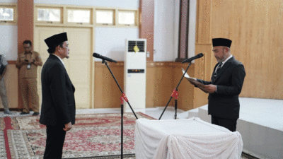 Bupati Dedy Putra lantik Donny Iskandar sebagai Penjabat (PJ) Sekretaris Daerah (Sekda) Kabupaten Bungo di Ruang Pola kantor bupati, Selasa (1/7/2025).