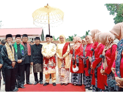 Keluarga Besar Rang Jambak Beri Gelar Tuanku Suri Marajo Alam pada Bupati Bungo