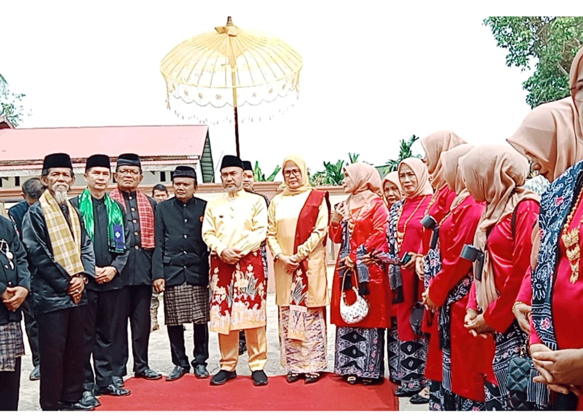 Bupati dan Ketua Tim Penggerak PKK disambut di lokasi acara.