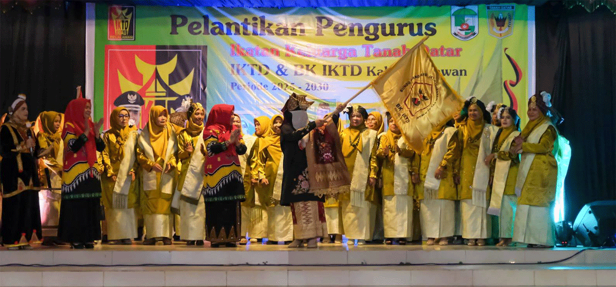 Bupati Tanah Datar Eka Putra dan rombongan hadiri pelantikan pengurus IKTD dan Bundo Kanduang IKTD Pelalawan di Pangkalan Kerinci, Sabtu (26/7/2025) malam.