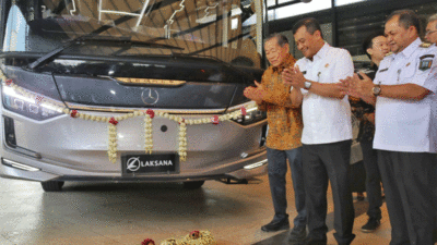 Gubernur Jawa Tengah, Ahmad Luthfi melepas ekspor bus perdana dari Karoseri Laksana Kabupaten Semarang ke Sri Lanka, Rabu (2/7/2025).