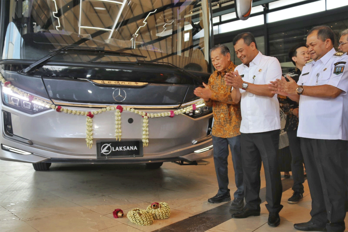 Gubernur Jawa Tengah, Ahmad Luthfi melepas ekspor bus perdana dari Karoseri Laksana Kabupaten Semarang ke Sri Lanka, Rabu (2/7/2025).