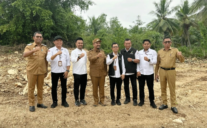 Bupati Buton Tengah dan jajaran pemkab foto bersama.
