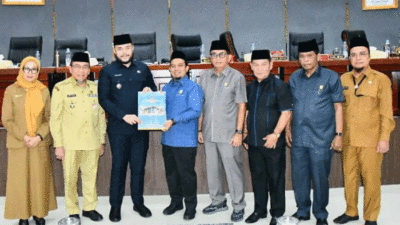 Penyerahan RPJMD yang telah disahkan DPRD ke Wali Kota Padang.