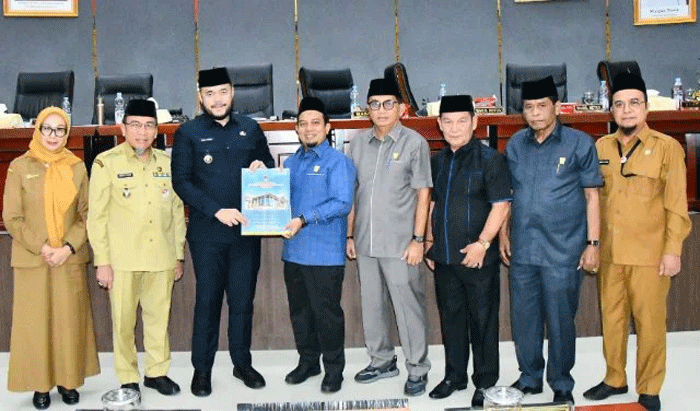 Penyerahan RPJMD yang telah disahkan DPRD ke Wali Kota Padang.