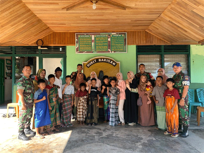Anggota Babinsa Koramil 03/Pulau Punjung, Rabu (9/6/2025) adakan suntan gratis terhadap warga kurang mampu. Sunat massal itu diadakan di ruangan Koramil 03/Pulau Punjung.