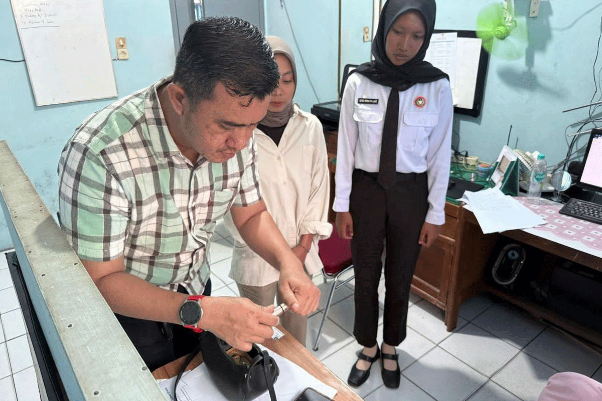 Petugas Lapas Kelas II A Jambi memeriksa barang bukti diduga narkotika jenis sabu-sabu yang diamankan dari seorang pengunjung wanita, Sabtu (5/7/2025).(Lapas Kelas II A Jambi)