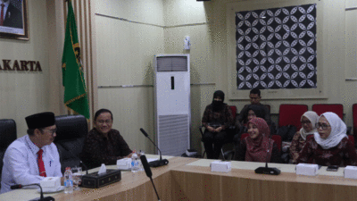 Wali Kota Yogyakarta Hasto Wardoyo bersama Wakil Wali Kota Wawan Harmawan menyambut kunjungan Wali Kota Jambi, Maulana di Ruang Yudhistira, Balai Kota Yogyakarta, Selasa (1/7/2025).