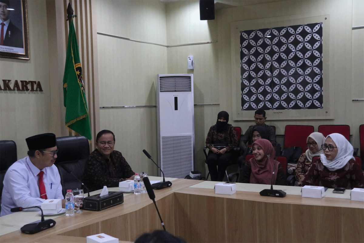 Wali Kota Yogyakarta Hasto Wardoyo bersama Wakil Wali Kota Wawan Harmawan menyambut kunjungan Wali Kota Jambi, Maulana di Ruang Yudhistira, Balai Kota Yogyakarta, Selasa (1/7/2025).