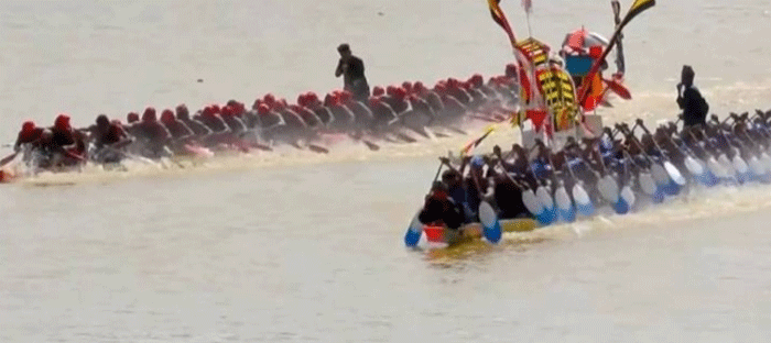Pacu jalur di Kuantan Singingi, Riau.
