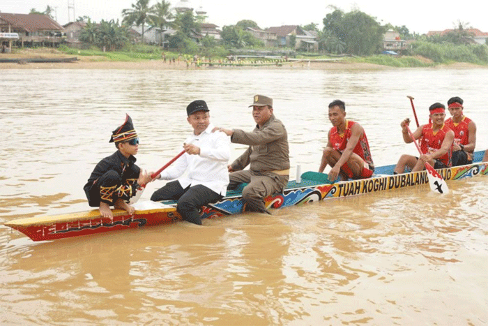 Gubernur Riau Abdul Wahid bersama Kapolda dan jajaran meninjau lokasi event Pacu Jalur di tepian Narosa, Teluk Kuantan, Kabupaten Kuantan Singingi.