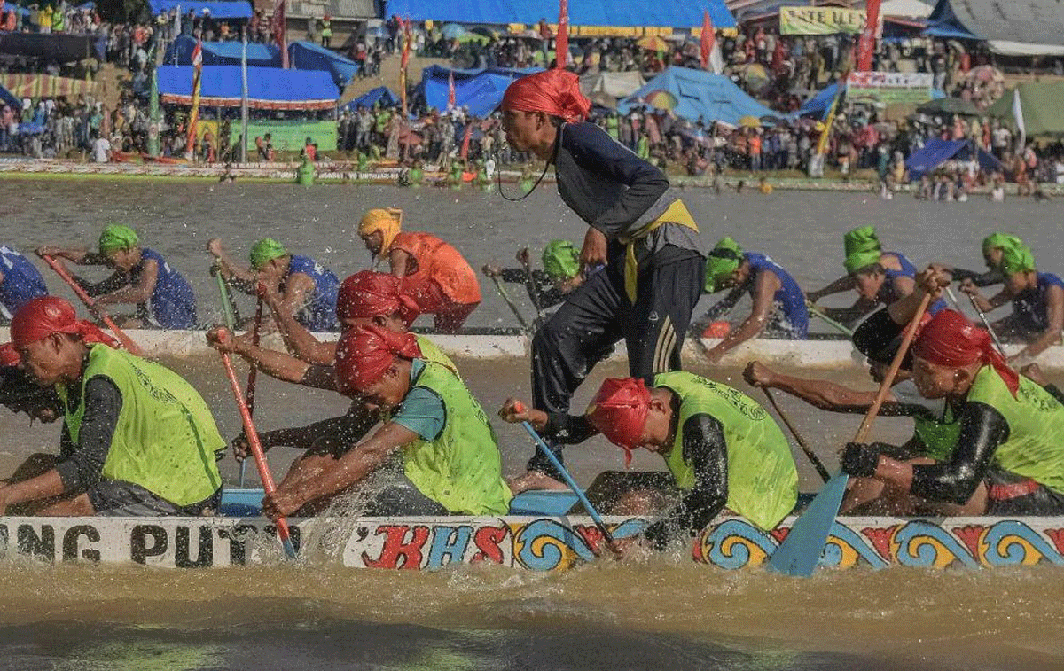 Peserta pacu jalur unjuk kebolehan dengan penampilan terbaik.