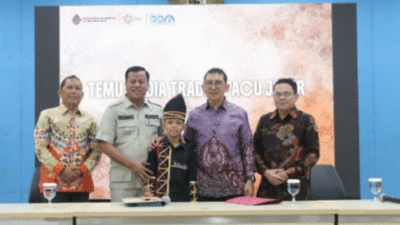 upati Kuantan Singingi, Suhardiman Amby didampingi Kepala Dinas Kebudayaan dan Pariwisata menyerahkan surat permohonan kepada Menteri Kebudayaan, Fadlizon di kantor Kementerian Kebudayaan Republik Indonesia, Jakarta.