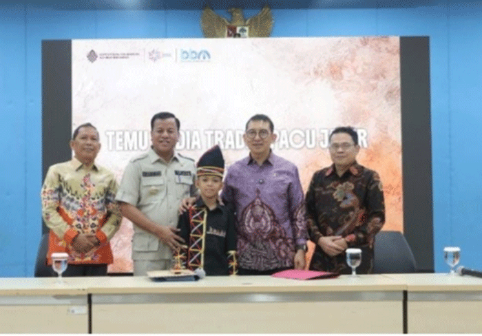upati Kuantan Singingi, Suhardiman Amby didampingi Kepala Dinas Kebudayaan dan Pariwisata menyerahkan surat permohonan kepada Menteri Kebudayaan, Fadlizon di kantor Kementerian Kebudayaan Republik Indonesia, Jakarta.