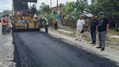 Pengaspalan jalan menuju ke Kuaning dari Pekanbaru. (riau.go.id)