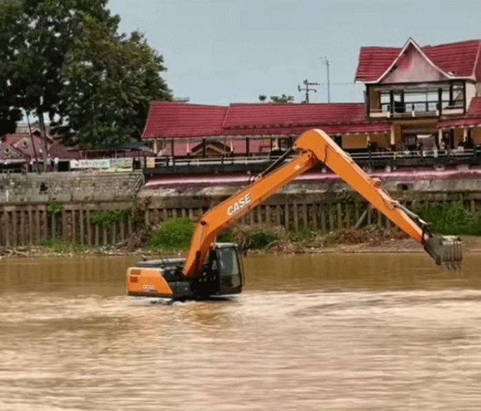 Dinas Pekerjaan Umum dan Penataan Ruang (PUPR) Pemerintah Kabupaten Kuantan Singingi melakukan pengerukan.