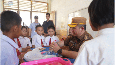 Wali Kota Gunungsitoli Sowa'a Laoli didampingi Kepala Dinas Pendidikan Arham Dusky Hia kunjungi Sekolah Dasar Negeri (SDN) 071077 Madolaoli, Selasa (29/7/2025).