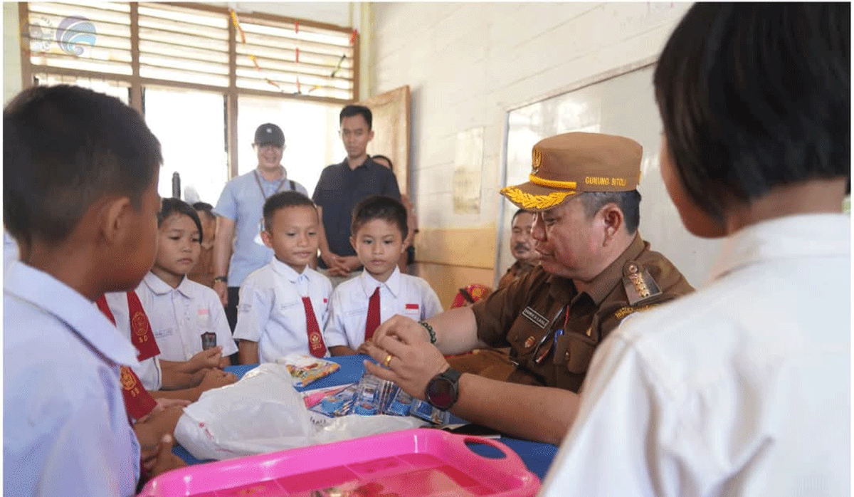 Wali Kota Gunungsitoli Sowa'a Laoli didampingi Kepala Dinas Pendidikan Arham Dusky Hia kunjungi Sekolah Dasar Negeri (SDN) 071077 Madolaoli, Selasa (29/7/2025).