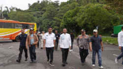 Wakil Gubernur Vasko Ruseimy, bersama Wakil Wali Kota Padang Panjang, Allex Saputra tinjau Terminal Bukit Surungan, Jumat (4/7/2025).