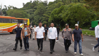 Wakil Gubernur Vasko Ruseimy, bersama Wakil Wali Kota Padang Panjang, Allex Saputra tinjau Terminal Bukit Surungan, Jumat (4/7/2025).