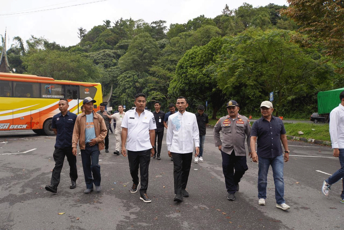 Wakil Gubernur Vasko Ruseimy, bersama Wakil Wali Kota Padang Panjang, Allex Saputra tinjau Terminal Bukit Surungan, Jumat (4/7/2025).