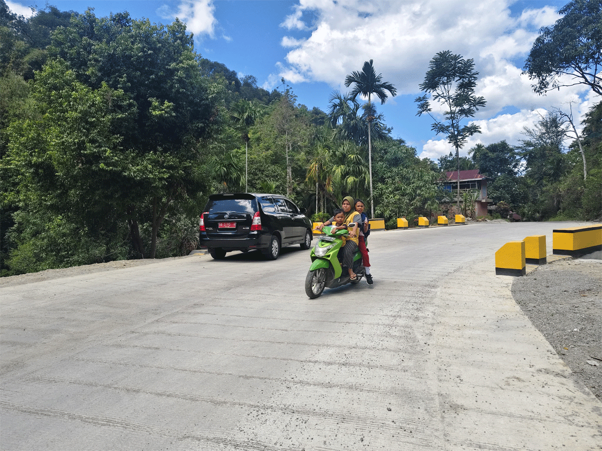 Jembatan yang dulu putus kini bagus kembali.