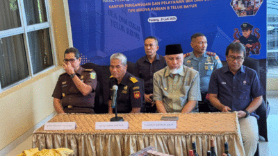 Gubernur Mahyeldi Ansharullah menegaskan pihaknya sangat mendukung upaya penindakan terhadap peredaran barang ilegal di Sumbar. Selain untuk melindungi keuangan negara, ini juga perlu untuk menjaga kesehatan masyarakat.