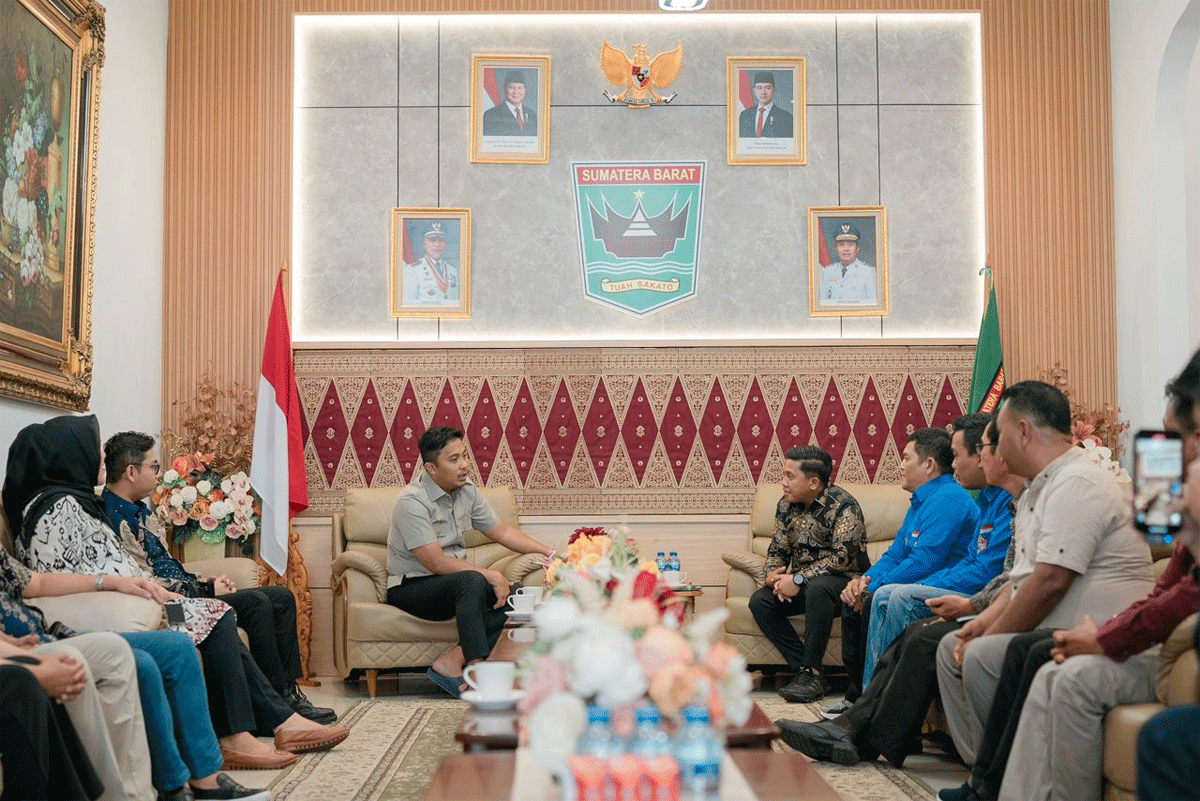 Wali Kota Sibolga, Akhmad Syukri Nazry Penarik, bersama Ketua DPRD Kota Sibolga dan sejumlah pejabat daerah, datang langsung ke kediaman Wagub Sumbar, Jumat (18/7/2025).