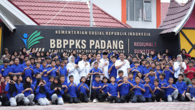 Foto bersama di Sekolah Rakyat Padang. (Biro Adpim)