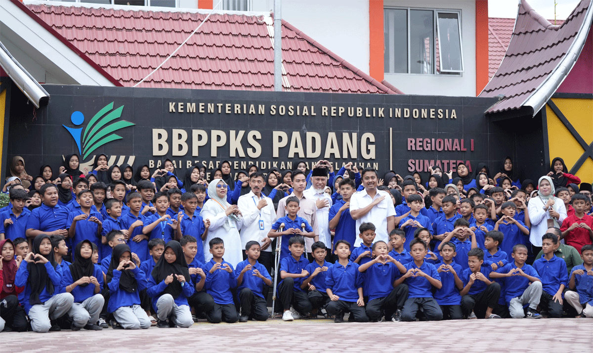 Foto bersama di Sekolah Rakyat Padang. (Biro Adpim)