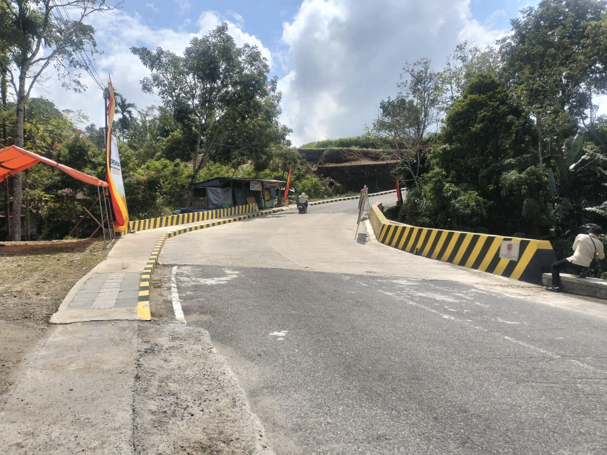 Jalan mulus menuju Lubuk Mato Kuciang.