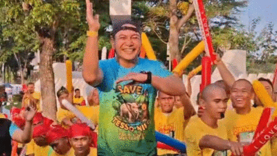 Kapolda Riau, Irjen Herry Heryawan bersama peserta Fun Run To Bhayangkara Run 2025 memparodikan tarian anak di atas perahu dalam Aura Farming Pacu Jalur, memancing perhatian pengunjung area Car Free Day (CFD) di Jalan Gajah Mada, Pekanbaru, Minggu (6/7/2025).