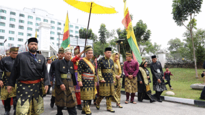 Rombongan menuju lokasi acara