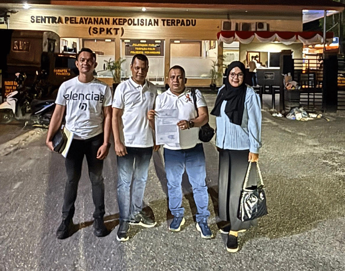Mantan Penjabat Wali Kota Pekanbaru dan Sekretaris DPRD Provinsi Riau, Muflihun didampingi kuasa hukumnya Ahmad Yusuf, Weny Friaty dan Khairul Ahmad, Minggu (13/7/2025) sekitar pukul 20.00 mendatangi Polresta Pekanbaru, melaporkan dugaan pemalsuan tandatangannya.