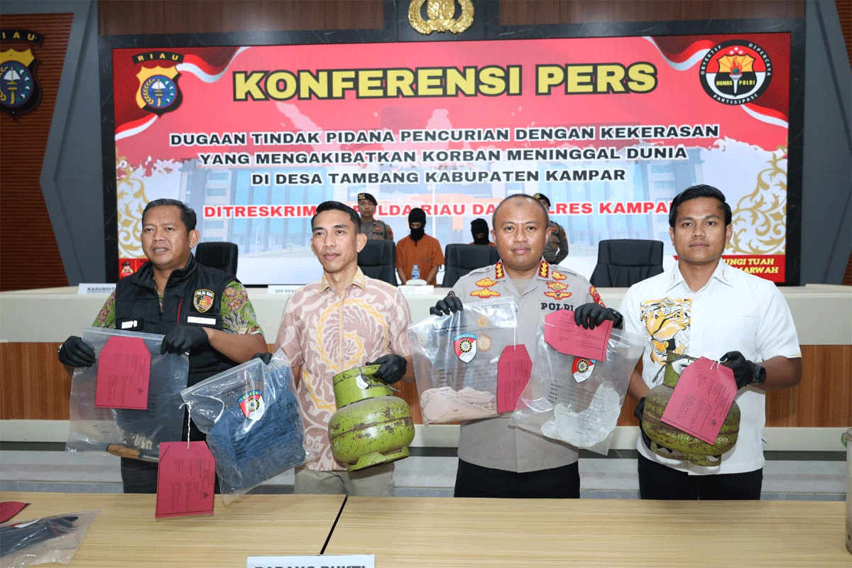 Polda Riau gelar konferensi pers dugaan tindak pidana pencurian dengan kekerasan (curas) yang mengakibatkan korban meninggal dunia yang terjadi di Dusun Kampung Lintang, Desa Tambang, Kecamatan Tambang di Gedung Media Center, Jumat (4/7/2025).