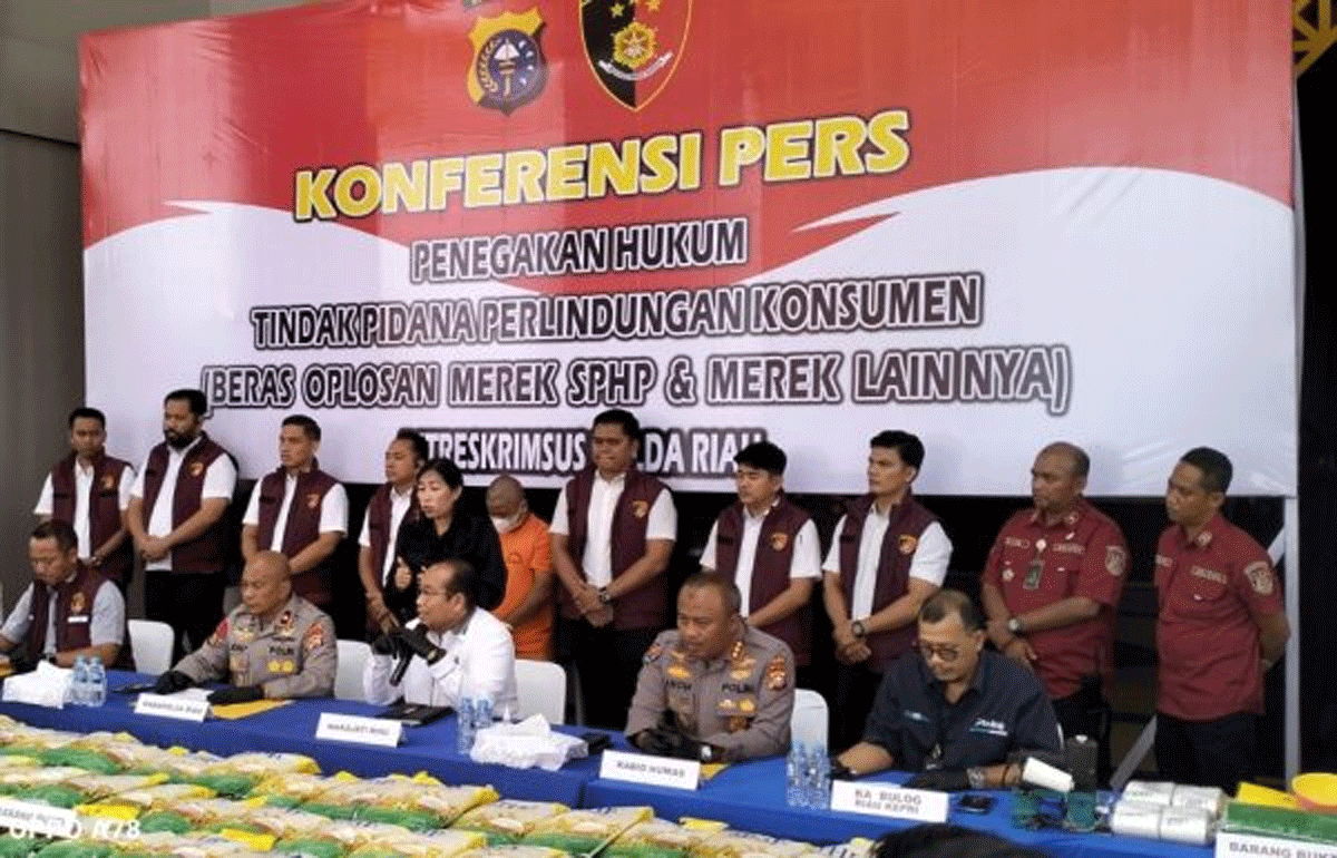 Jumpa pers di Polda Riau terkait pengungkapan beras oplosan.