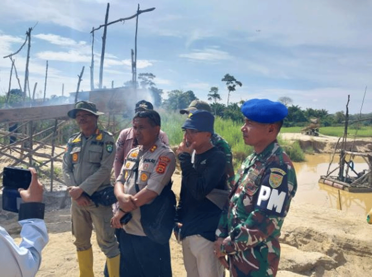 Tim Satuan Tugas Penambangan Emas Tanpa Izin (Satgas PETI) Kabupaten Bungo tindak aktivitas tambang ilegal di Dusun Tanjung Menanti, Kecamatan Bathin II Babeko.