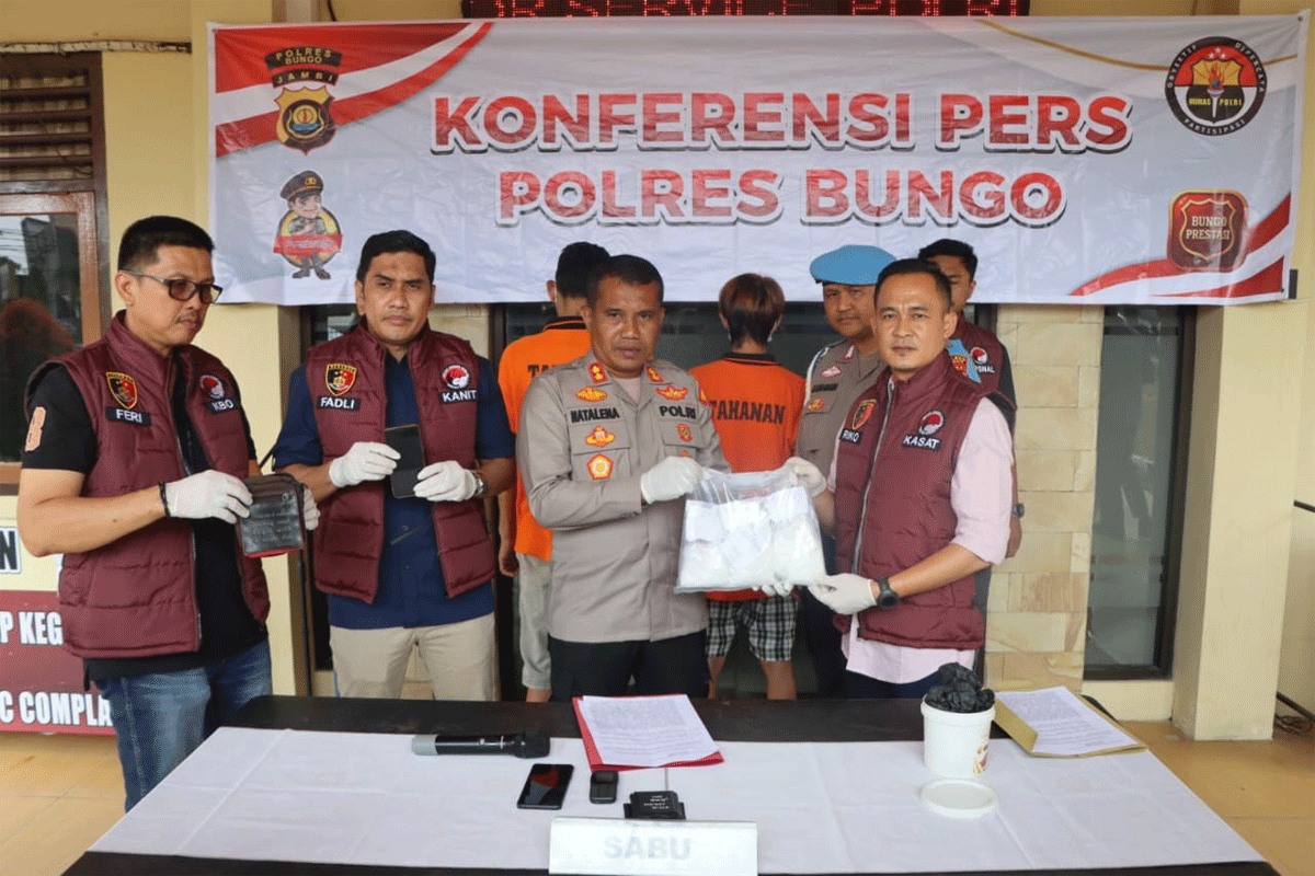 Satresnarkoba Polres Bungo berhasil ungkap kasus tindak pidana narkotika jenis sabu dengan mengamankan dua laki-laki beserta barang bukti sabu.
