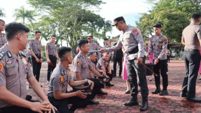 Tradisi perayaan kenaikan pangkat.