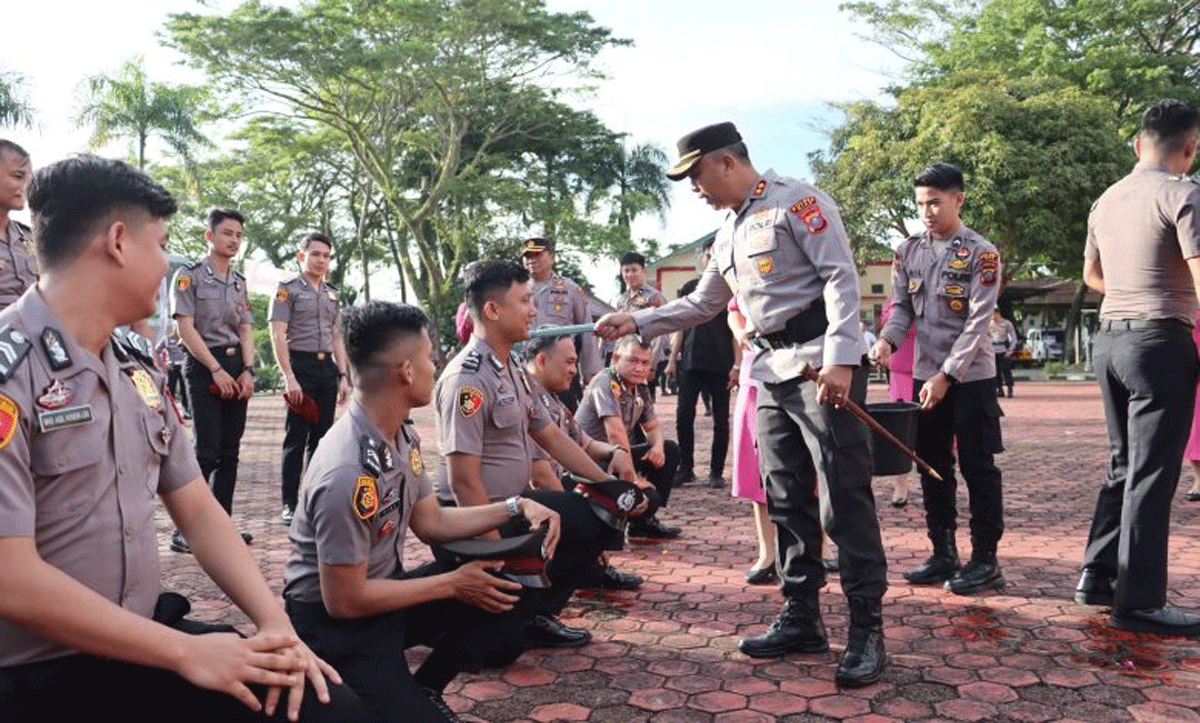 Tradisi perayaan kenaikan pangkat.