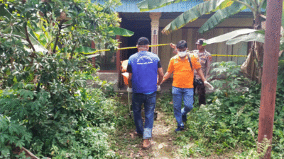Seorang lansia ditemukan meninggal dunia di ruang tamu di atas kursi dalam keadaan tertidur di Jorong Kampung Rapak, Nagari Durian Tinggi, Kecamatan Lubuk Sikaping, Minggu (13/7/2025).