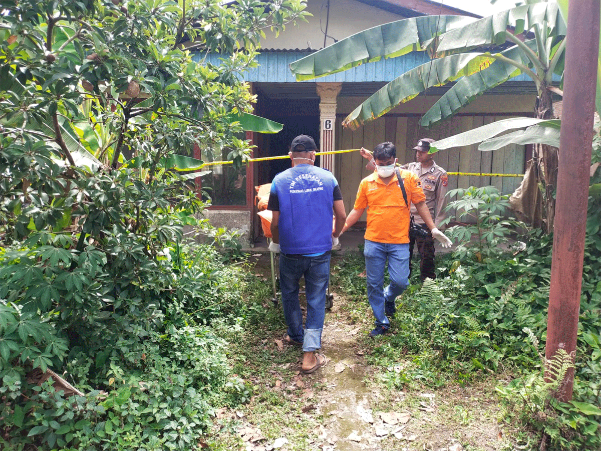 Seorang lansia ditemukan meninggal dunia di ruang tamu di atas kursi dalam keadaan tertidur di Jorong Kampung Rapak, Nagari Durian Tinggi, Kecamatan Lubuk Sikaping, Minggu (13/7/2025).