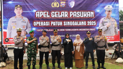 Polres Dharmasraya adakan apel gelar pasukan Operasi Patuh Singgalang 2025. Apel digelar di halaman polres, Senin (14/7/2025). Apel itu dihadiri oleh Wakil Bupati Leli Arni dan undangan lainnya.