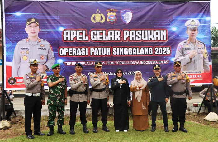 Polres Dharmasraya adakan apel gelar pasukan Operasi Patuh Singgalang 2025. Apel digelar di halaman polres, Senin (14/7/2025). Apel itu dihadiri oleh Wakil Bupati Leli Arni dan undangan lainnya.