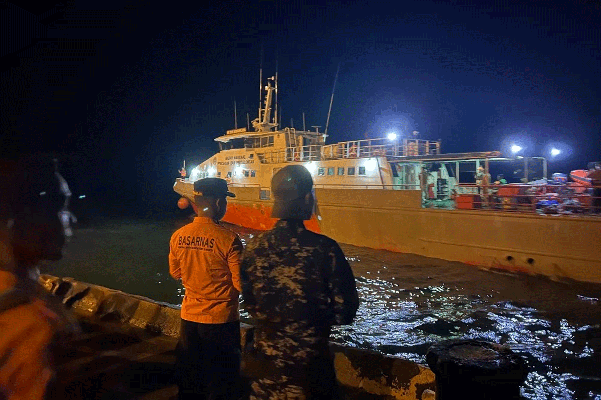 Regu penyelamat dikirm ke lokasi boat tenggelam di perairan Mentawai.