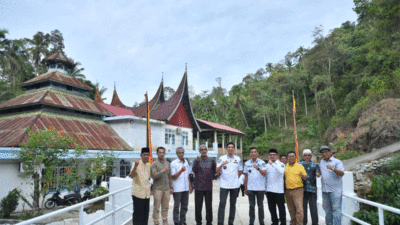 Foto bersama di jembatan yang diresmikan setelah diperlebar.