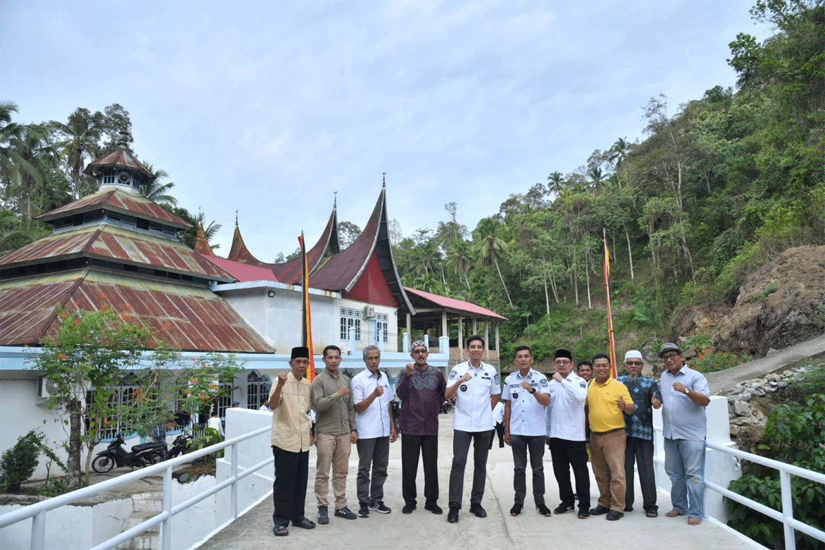Foto bersama di jembatan yang diresmikan setelah diperlebar.